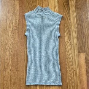 Elegant Sleeveless Ribbed Top in Gray